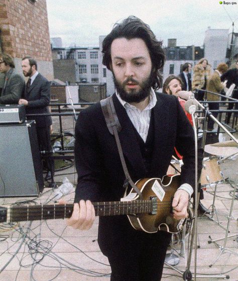 1969 - Paul McCartney, The Rooftop Concert, 30th January. Paul Mccartney Ringo Starr, Billy Preston, Guitar Guy, Lennon And Mccartney, Beatles Photos, Beatles Pictures, Sir Paul, Beatles Songs, Paul George