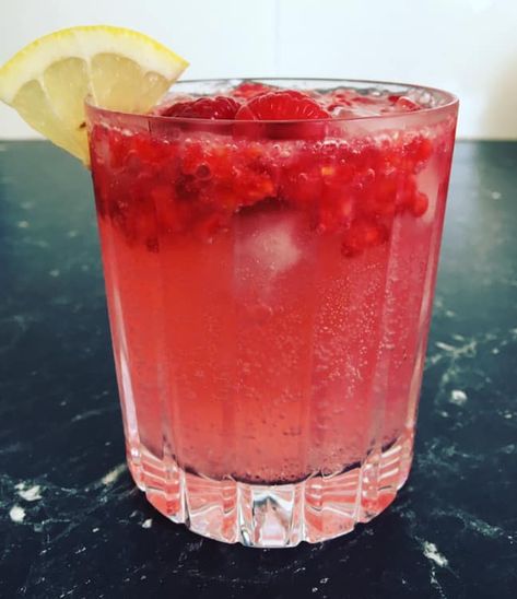 ​Raspberry and Lime Gin and Tonic. Gind the recipe at https://www.whatscookingella.com/blog/raspberry-and-lime-gin-and-tonic Porch Drinks, Gin Drink Recipes, Gin Drinks, Drink Me, Gin And Tonic, Drink Recipes, Mocktails, Favorite Drinks, Love A