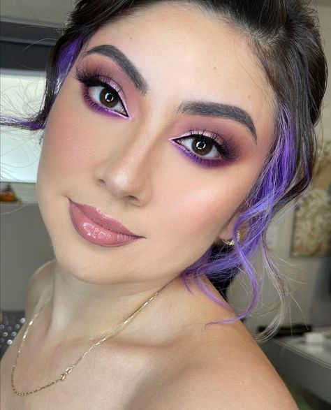 Maquillaje Color Lila Natural, Make Up Morado, Dark Purple Makeup Looks, Makeup Lila, Makeup Morado, Purple Makeup Looks, Princess Makeup, Pink Eye Makeup, Cute Eye Makeup