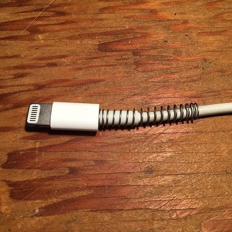 Protect your charger cords using a pen spring. Cable Protector Diy, Science Hacks, Iphone Cord, Iphone Charger Cord, Spring Board, Diy Pen, Computer Hacks, Cord Protector, Diy Tech