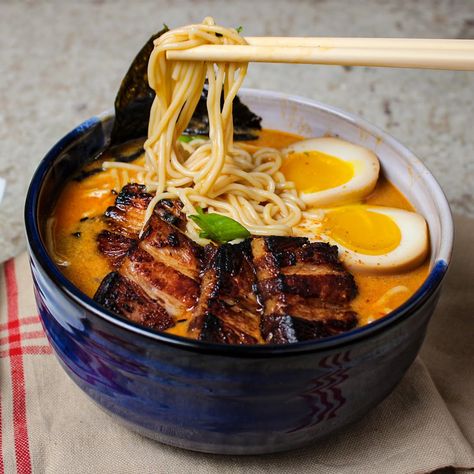 Tonkotsu Ramen Recipe, Ramen Party, Spicy Miso Ramen Recipe, Tonkatsu Ramen, Tonkotsu Broth, Gluten Free Ramen, Ramen Ingredients, Ramen Broth, Ramen Bowls