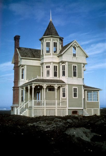 1977 The North Head by Noel & Pat Victorian Beach House, Victorian Exterior, Victorian Style Homes, Dollhouse Ideas, Victorian Mansions, Victorian Architecture, Miniature Houses, Great House, Abandoned Houses