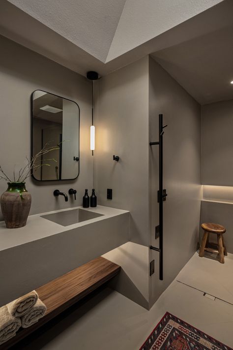 Minimal and stylish bathroom design Monotone Bathroom, Modern Minimal Bathroom Decor, Industrial Minimalist Bathroom, Modern Concrete Bathroom, Concrete Style Bathroom, Microment Bathroom, Small Concrete Bathroom, Concrete Floor Bathroom Ideas, Bathroom Cement Floor