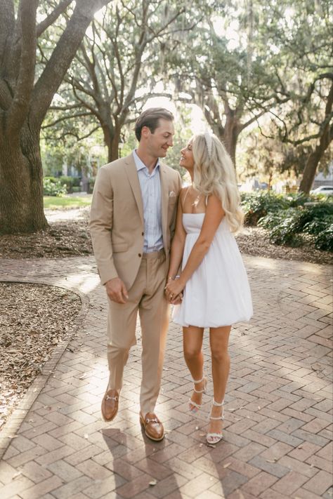 Downtown Savannah Engagement Photos, Engagement Photos Southern, Savannah Georgia Engagement Pictures, Spring Engagement Outfits, Savannah Ga Engagement Photos, Engagement Photos Savannah Ga, Savannah Engagement Photos, Charleston Engagement Pictures, Engagement Photo Shoot Outfits