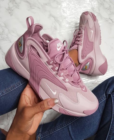 GIRLSONMYFEET sur Instagram : 🎀 Nike Zoom 2K by @kerrealshakira . . . #gomf #girlsonmyfeet Nike Zoom 2k, Zoom 2k, Balenciaga Sneakers, Baskets Nike, Nike Air Shoes, Fresh Shoes, Cute Sneakers, Hype Shoes, Aesthetic Shoes