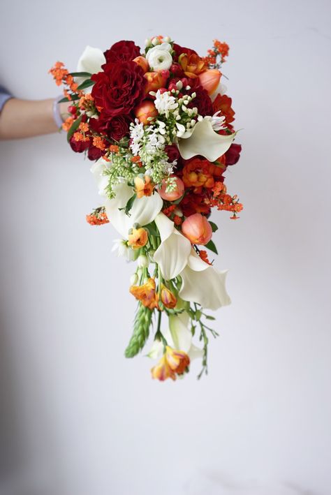 Hindu Wedding Bouquet, Japanese Bouquet, Hand Bucket, Red Bouquets, Kim Wedding, Chinese Wedding Decor, Orange Bouquet, Garden Wedding Bouquet, Unique Wedding Bouquet