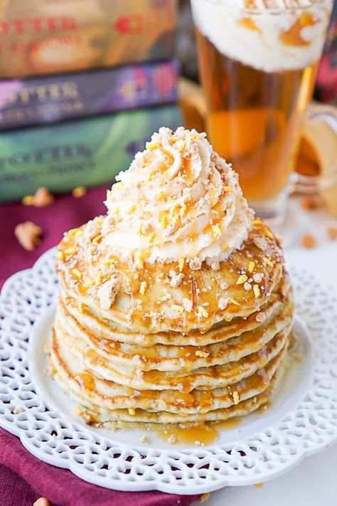 Butterbeer Pancakes, Beer Pancakes, Harry Potter Butterbeer, Harry Potter Butter Beer, Butterbeer Recipe, Butter Beer, Stack Of Pancakes, Harry Potter Food, Festa Harry Potter