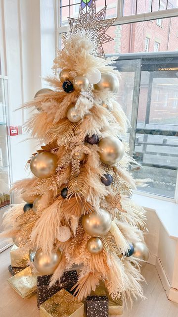 Christmas Pampas Tree, Pink Pampas Christmas Tree, Feather Xmas Tree, Pampas Christmas Decor, Feather Boa Christmas Tree, Pampas Tree, Pampas Christmas Tree, Pampas Christmas, Christmas Tree Feathers