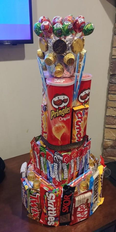 Candy Trophy, Snack Tower, Candy Arrangements, Candy Gift Baskets, Candy Birthday Cakes, Cake Tower, Last Minute Birthday Gifts, Candy Birthday, Handmade Candy