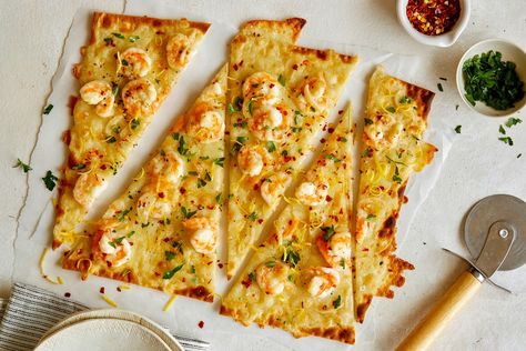 Delish Shrimp Scampi Flatbread, Easy Flatbread Recipes, Easy Flatbread, Appetizers For A Crowd, Easy Seafood, Seafood Appetizers, Flatbread Recipes, Flat Bread, Shrimp Scampi