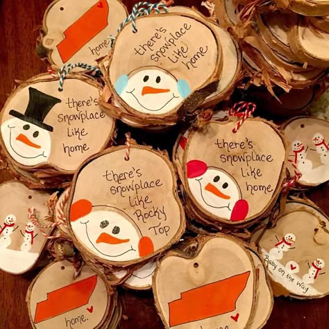 paint wood slices for sweet ornaments Paint Wood Slices, Wood Slice Ornaments, Wood Slice Crafts, Paint Wood, Christmas Wood Crafts, Wood Christmas Ornaments, Wooden Christmas Ornaments, Christmas Craft Ideas, Christmas Ornaments Homemade