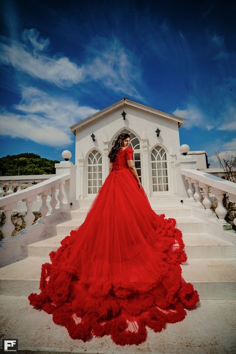 Outdoor Shoot Dress Ideas, Photoshoot Gowns Dresses, Photoshoot Gown Ideas, Red Gown Photoshoot Ideas, Long Frocks For Pre Wedding Shoot, Pre Wedding Gown Photoshoot, Trail Gown For Pre Wedding Shoot, Corset Anarkali, Pre Wedding Gowns