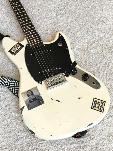 Squier Mustang, Fender Mustang Guitar, Mustang Guitar, Banjo Chords, Banjo Tabs, Fender Mustang, Electric Guitar Design, Guitar Kids, Guitar Photos