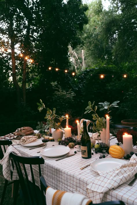 Summer Dinner Party Aesthetic, Aesthetic Dinner Party, Hay Wedding, Dinner Party Ideas, Backyard Dinner Party, Aesthetic Dinner, Summer Vision, Party Life, Outdoor Dinner Parties