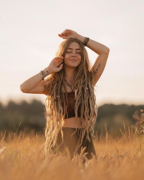 Earthy Portraits Photography, Senior Pictures Hippy, Boho Portrait Photography, Boho Hair Photoshoot, Bohemian Dreads, Hippie Photography, Hippie Photoshoot, Flowy Hair, Partial Dreads