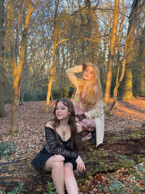 Forest Photoshoot Friends, Opposite Aesthetic Best Friends, Opposite Best Friends Aesthetic, Opposite Aesthetic Friends, Elf Photoshoot, Witchy Friends, Goth Friends, Fairy Photography, Heaven Wallpaper