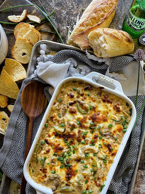 Philly Cheesesteak Dip is cheesy, melty, meaty, and irresistible. It's simple to make and even easier to enjoy! Grab some bread and let's go! Philly Cheesesteak Dip, Homemade Philly Cheesesteak, Cheesesteak Dip, Philly Cheese Steak Dip, Healthy Appetizer Recipes, Easy Dips, Creamy Dip, Dip Recipes Easy, Philly Cheesesteak