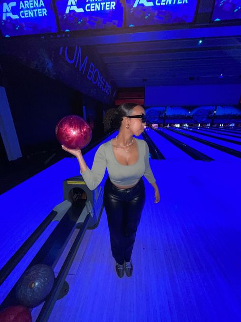 Birthday Bowling Outfit, Bowling Shoes Outfit, Bowling Party Outfit, Bowling Fits, Bowling Poses, Outfits For Bowling, Cute Bowling Outfit Date, Cute Bowling Outfit, Bowling Alley Outfit