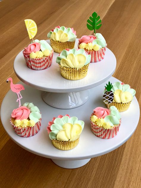 Tropical Decorated Cupcakes, Cupcakes Summer Theme, Hawaiian Themed Cupcakes, Tropical Cupcakes Decoration, Tropical Theme Cupcakes, Summer Themed Cupcakes, Hawaiian Cupcakes, Hawaiian Birthday Cakes, Bachelorette Cupcakes