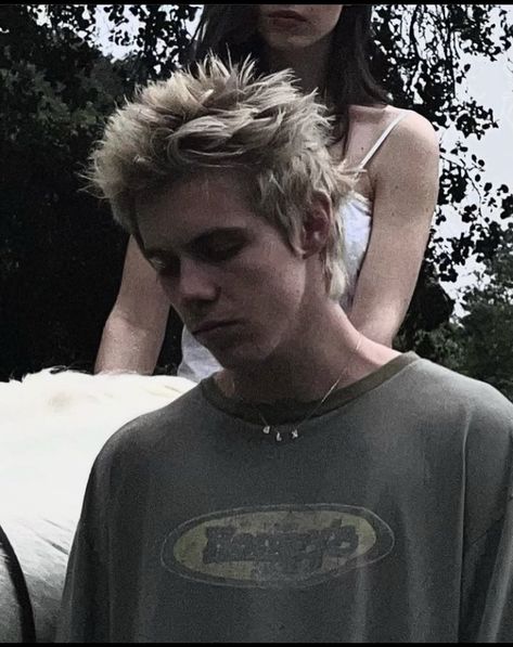 90s Bleached Hair Men, Punk Boy Hair, Short Liberty Spikes, Blonde Hair Men Aesthetic, 2000s Hairstyles Men, Blonde Haircuts Men, Punk Spikes Hair, Punk Hair Men, Punk Guy