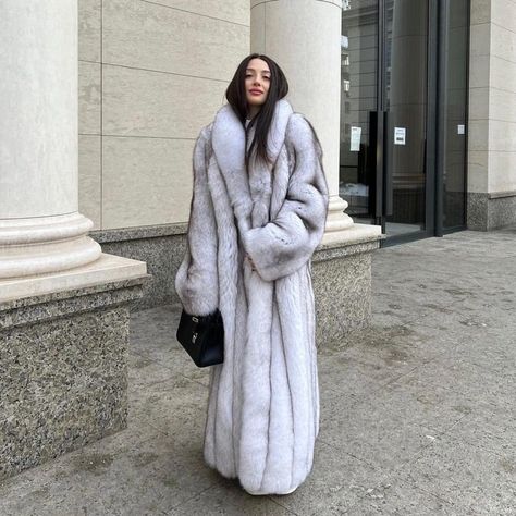 Fur Coat Outfit Casual, Women Winter Fashion, Girls Fur Coat, Fur Coat Outfit, Fur Jacket Women, Grey Fur Coat, Shawl Collar Coat, 1970's Fashion, 1980's Fashion