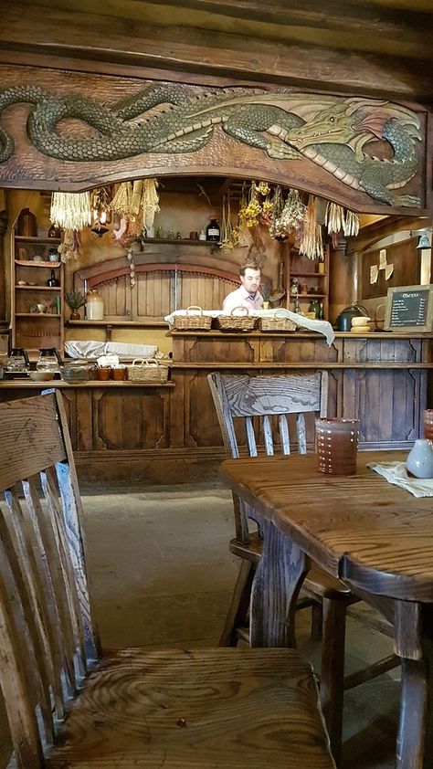 Tavern Kitchen Decor, Tavern Dining Room, Hobbit Basement, Viking Inspired Home, Viking Tavern, Medieval Bar, Viking Bar, Tavern Aesthetic, Taverna Medieval