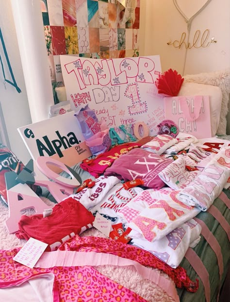 Bid Day Baskets Gift Ideas, Big Little Beds Sorority, Pink Big Little Basket, Sorority Bed Decoration Big Little, Big Little Basket Fillers, Big Little Room Decorations Sorority, Big Little Bed Decorating, Big Little Bed Decorating Sorority, Big Little Baskets