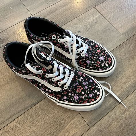 Vans flower sneakers Vans Flowers, Flower Sneakers, Vans Aesthetic, Sneaker Shopping, Vans Shoes, Like New, Sneakers, Jewelry Watches, Flowers