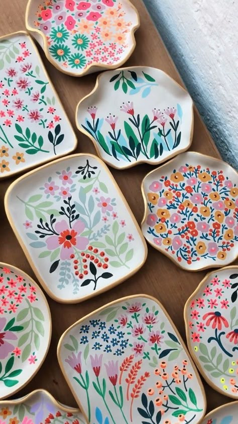 Paint A Pot Plate Ideas, Hand Painted Pottery Ideas, Diy Keramik, Clay Cafe, Ceramic Cafe, Diy Pottery Painting, Painting Pottery, Pottery Painting Ideas, Paint Your Own Pottery