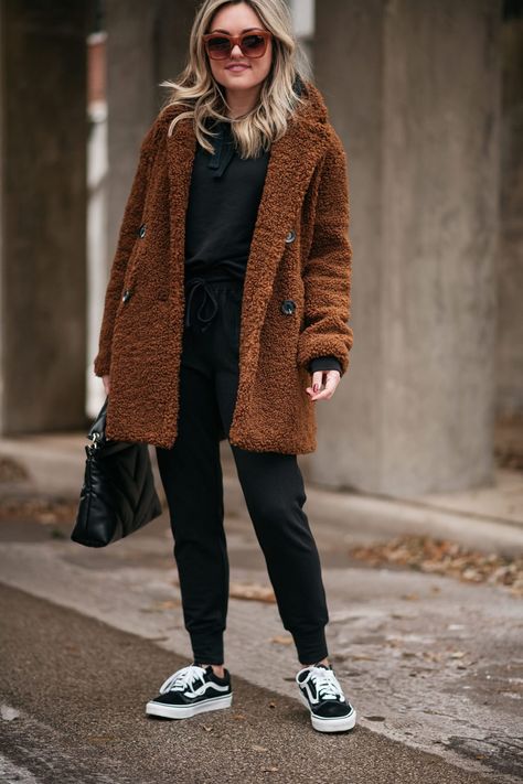 Brown Teddy Coat Outfit, Fluffy Jacket Outfit, Travel Outfit Winter, Teddy Jacket Outfit, Brown Jacket Outfit, Brown Coat Outfit, Teddy Coat Outfit, Joggers Outfit Women, Comfortable Travel Outfit