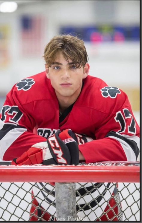 Hockey Goalie Picture Ideas, Hockey Team Photo Ideas, Hockey Senior Picture Ideas, Good Photo Ideas, Senior Boy Picture Ideas, Hockey Photoshoot, Hockey Poses, Hockey Team Photos, Hockey Senior Pictures