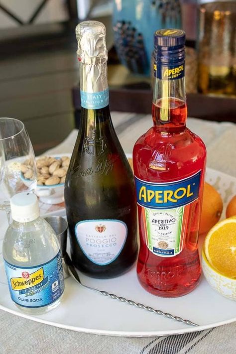 How To Make Aperol Spritz, Italian Alcoholic Drinks, Bartender Recipes, Strong Cocktails, Aperol Spritz Recipe, Iced Drinks Recipes, Prosecco Cocktails, Mixed Drinks Alcohol, Wine Food Pairing