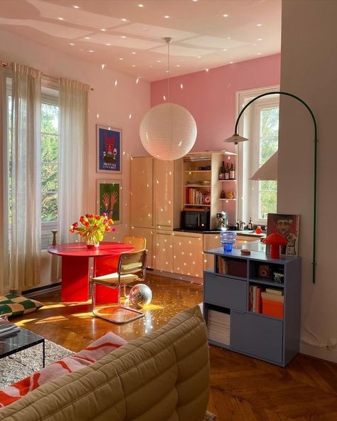 Retro Apartment Decor, Red Theory, Apartment Color Schemes, Retro Apartment, Colourful Home, Colorful Apartment, Pink Living Room, Mood Food, Pinterest Room Decor