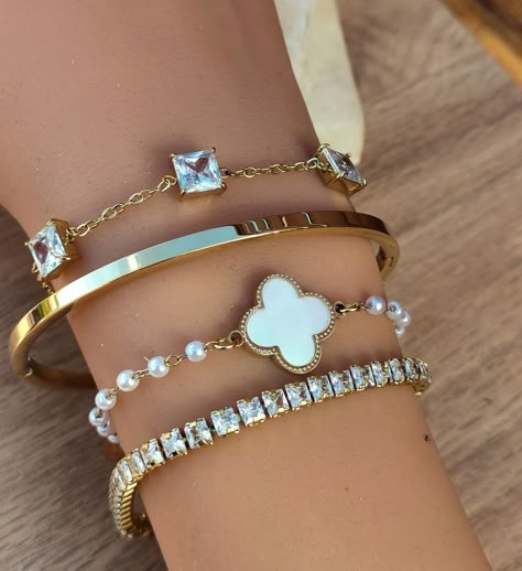 Legit the best bracelet arrangement. I want this on my hand noww #jewelry#jewels#vancleef#bracelet#thatgirlgoldjewelry#goldbracelets Expensive Jewelry Luxury, Luxe Jewelry, Jewelry Accessories Ideas, Dope Jewelry, Classy Jewelry, Expensive Jewelry, Stacked Jewelry, Jewelry Lookbook, Beaded Bracelets Diy