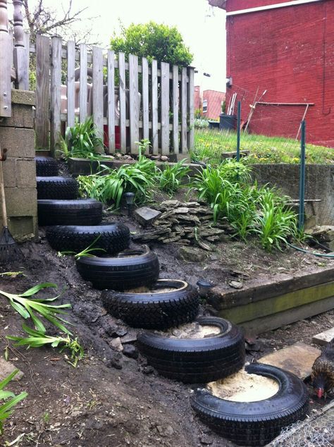 Garden Ideas Using Old Tires, Diy Stairs Outdoor, How To Make Stairs, Stairs Decoration, Indoor Succulent Planter, Tire Steps, Outside Stairs, Reuse Old Tires, Tire Garden