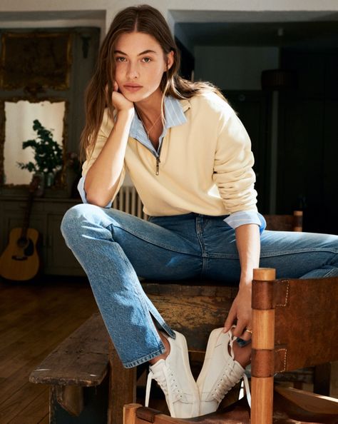 Grace Elizabeth poses in Mango Everyday Pleasures fall 2020 editorial.Grace Elizabeth takes to the streets of Paris for Mango's fall 2020 Everyday Pleasures editorial. Photographed by Matteo Montanari, the American beauty poses in casual essentials. … Mode Style Anglais, Casual Chique Stijl, Preppy Mode, Chique Outfit, Grace Elizabeth, Mango Fashion, Meryl Streep, Looks Chic, 가을 패션