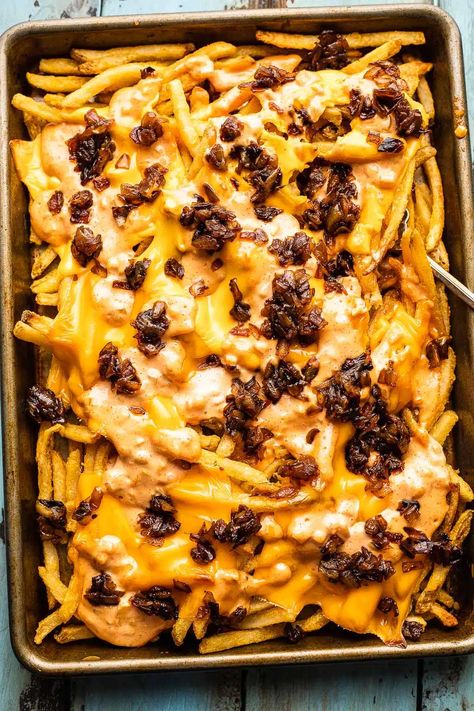 Animal Fries, Burger Dinner, Fries At Home, Animal Style Fries, Grilled Brats, Bacon Mashed Potatoes, Yummy Fries, So Much Food, Summer Chicken Recipes