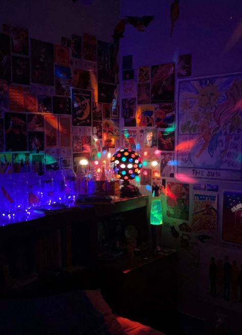 Light Up Disco Ball, Disco Room Aesthetic, Room Disco Ball, Disco Bedroom, 70s House Decor, Disco Room, Bedroom Aesthetic Dark, Indie Room Inspo, House Party Aesthetic