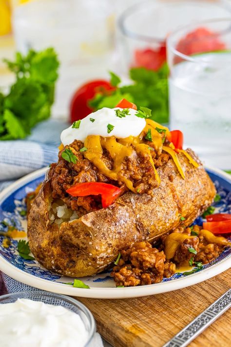 A fun and hearty meal, our Taco Baked Potato is stuffed with taco meat and piled high with all the goodies. Our classic crispy baked potato just got elevated! Taco Potatoes Bake, Carne Asada Loaded Baked Potato, Baked Potato Taco, Taco Baked Potato, Mexican Style Baked Potato, Taco Stuffed Baked Potatoes, Baked Potato Recipe, Mexican Shredded Chicken, Crispy Baked Potatoes