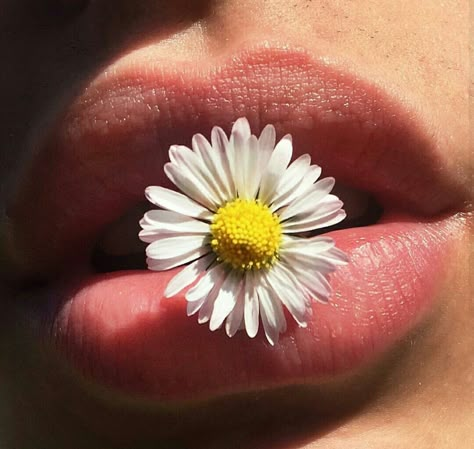 Flower Makeup, You're Mine, Body Art Photography, Flower Photoshoot, Creative Portrait Photography, Smooth Lips, Portrait Photography Poses, Foto Ideas Instagram, Instagram Model