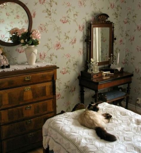 Colefax Fowler, Casa Vintage, Dekorasi Kamar Tidur, Vintage Bedroom, Pretty Room, Aesthetic Rooms, Dreamy Room, Dream Room Inspiration, Dream Decor