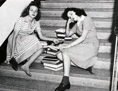 Two knackered, but stylish, looking 1940s college gals. #vintage #college #students #fashion #1940s 1940s Aesthetic, 1940s Women, Womens Month, Yearbook Photos, Flapper Girl, 40s Fashion, 1940s Fashion, Black & White, Vintage Photographs