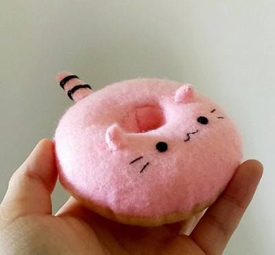 Cute Sewing Templates, Felt Plushies Diy Easy, Kawaii Felt Plushies, Kawaii Felt Pattern, Sewing Templates Animal, Pusheen Crafts, Felt Plushies Pattern, Cat Plushie Pattern, Cat Donut