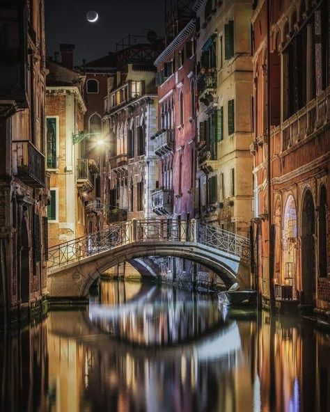 Venezia Notturna: L’Irresistibile Fascino di Cannaregio | Meeters Italy Night Aesthetic, Night Aesthetic Couple, Italy Night, Aesthetic Couple, Night Pictures, Italy Tours, Landscape Features, Night Aesthetic, Venice Italy