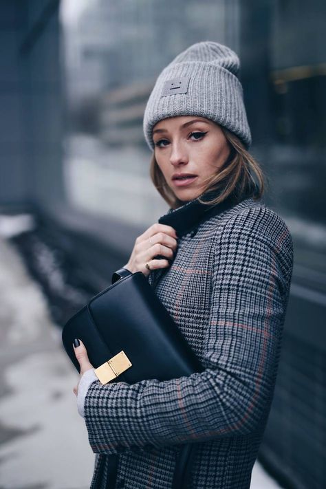 Long Plaid Coat, Celine Box Bag, Celine Box, Cat Eye Makeup, Toronto Fashion, Plaid Coat, Street Style Winter, Minimal Chic, Cold Weather Accessories