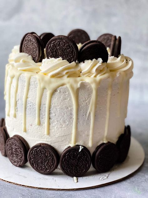 Learn how to make an impressive Oreo drip cake with our step-by-step tutorial. Perfect for any occasion, easy to follow recipe! Oreo Drip Cake, Drip Cake Tutorial, Baked Ribs Recipe, Drip Cake Recipes, Strawberry Cupcake Recipes, Baked Bbq Ribs, Oreo Pudding, Creamy Frosting, Baked Ribs