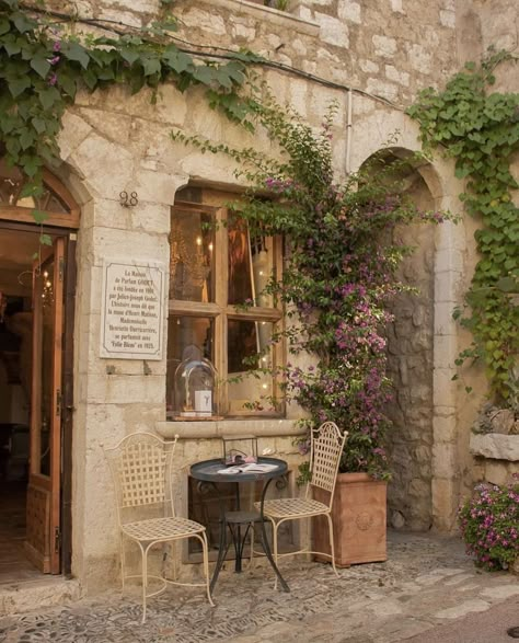 Italian Cottage, Restaurant Vintage, Somewhere In Northern Italy, Italy Vibes, French Village, Italian House, Italy Aesthetic, Italian Villa, Italian Summer