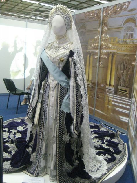 A wow dress Russian Imperial court Dowager Empress Maria Feodorovna, Royal Court Dress, Russian Princess Wedding Dress, Russian Royalty Dress, Russian Royalty Fashion, Empress Clothes, Russian Court Dress, Empress Maria Feodorovna, Empress Clothing