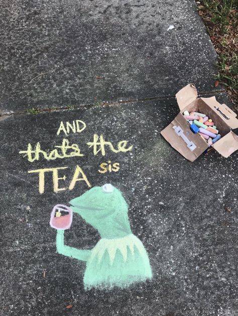 Funny Chalk Art, Chalk Doodles, Chalk Art Festival, Chalkboard Wall Bedroom, Graffiti Drawings, Fun Chalk Art, Easy Graffiti, Easy Graffiti Drawings, Chalk Ideas