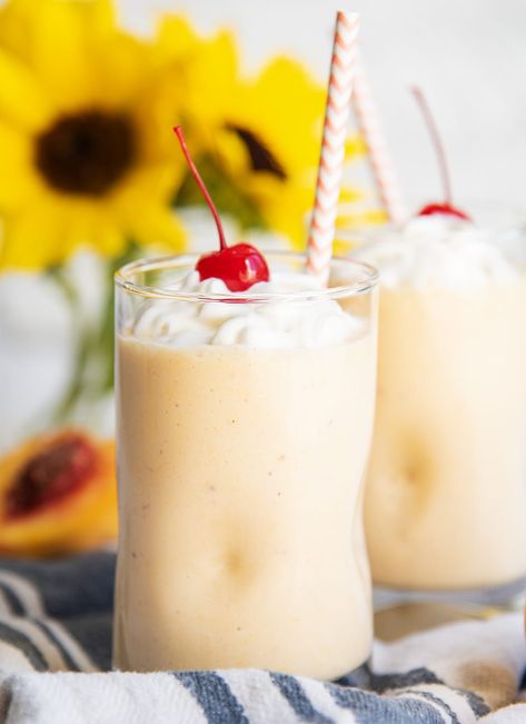 Peach Milkshake Recipe, Kids Milkshake, Peach Custard Pies, Froyo Recipe, Peach Milkshake, Ice Cream Shake, Peach Ice Cream, Ice Cream Floats, Types Of Desserts